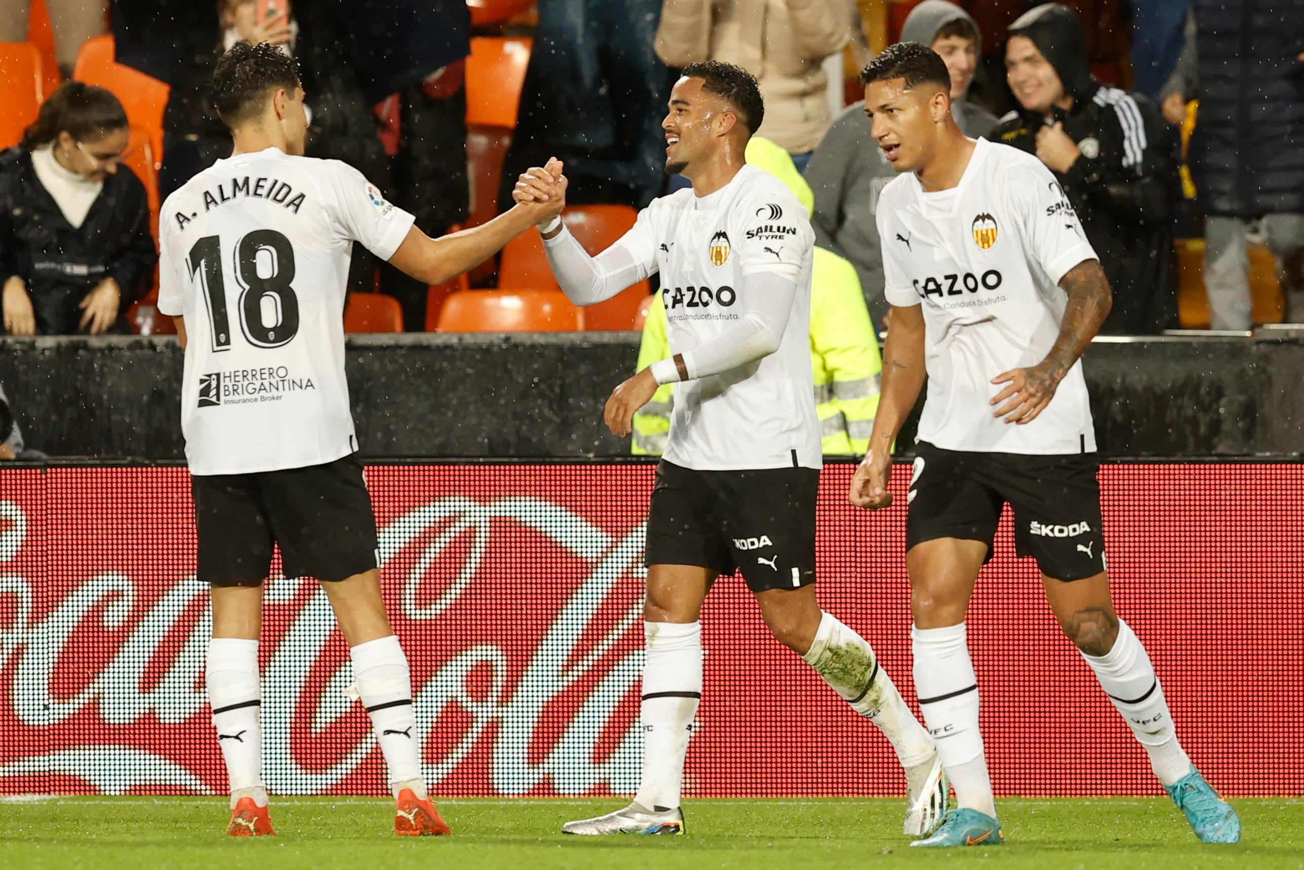 VALENCIA, 10/11/2022.- El delantero neerlandés del Valencia, Justin Kluivert (c), celebra el tercer gol del equipo valencianista durante el encuentro correspondiente a la jornada 14 de Primera División que disputan hoy jueves frente al Betis en el estadio de Mestalla, en Valencia. EFE / Kai Forsterling.
