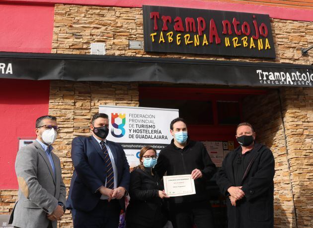 Entrega premio a Trampantojo Taberna