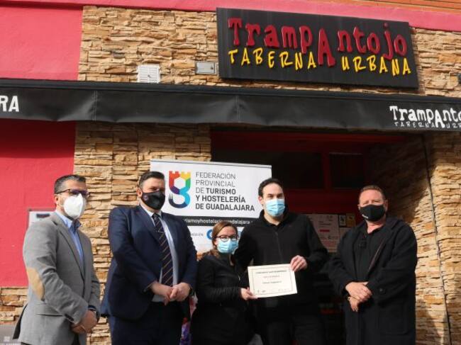 Entrega premio a Trampantojo Taberna
