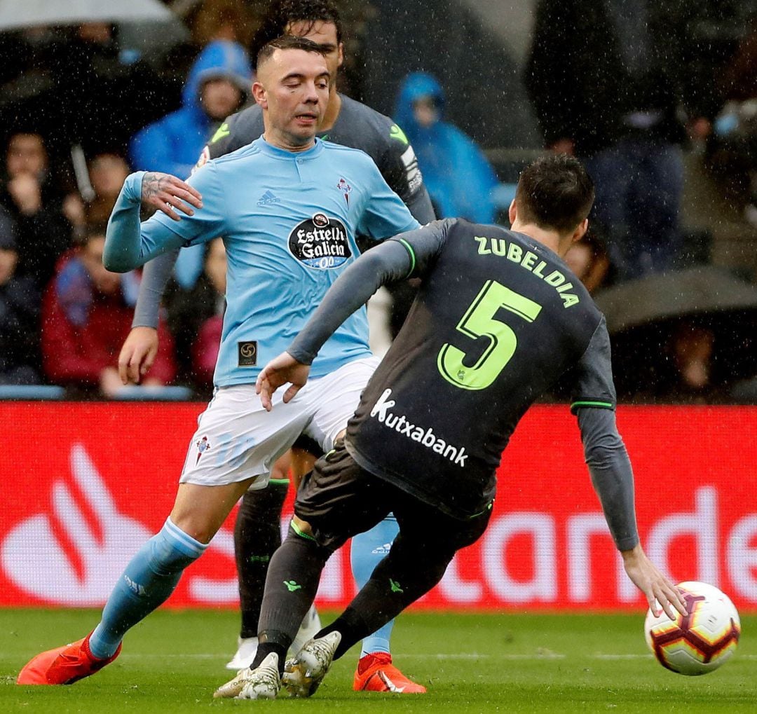 Zubeldia intenta cortar un pase de Aspas en Vigo