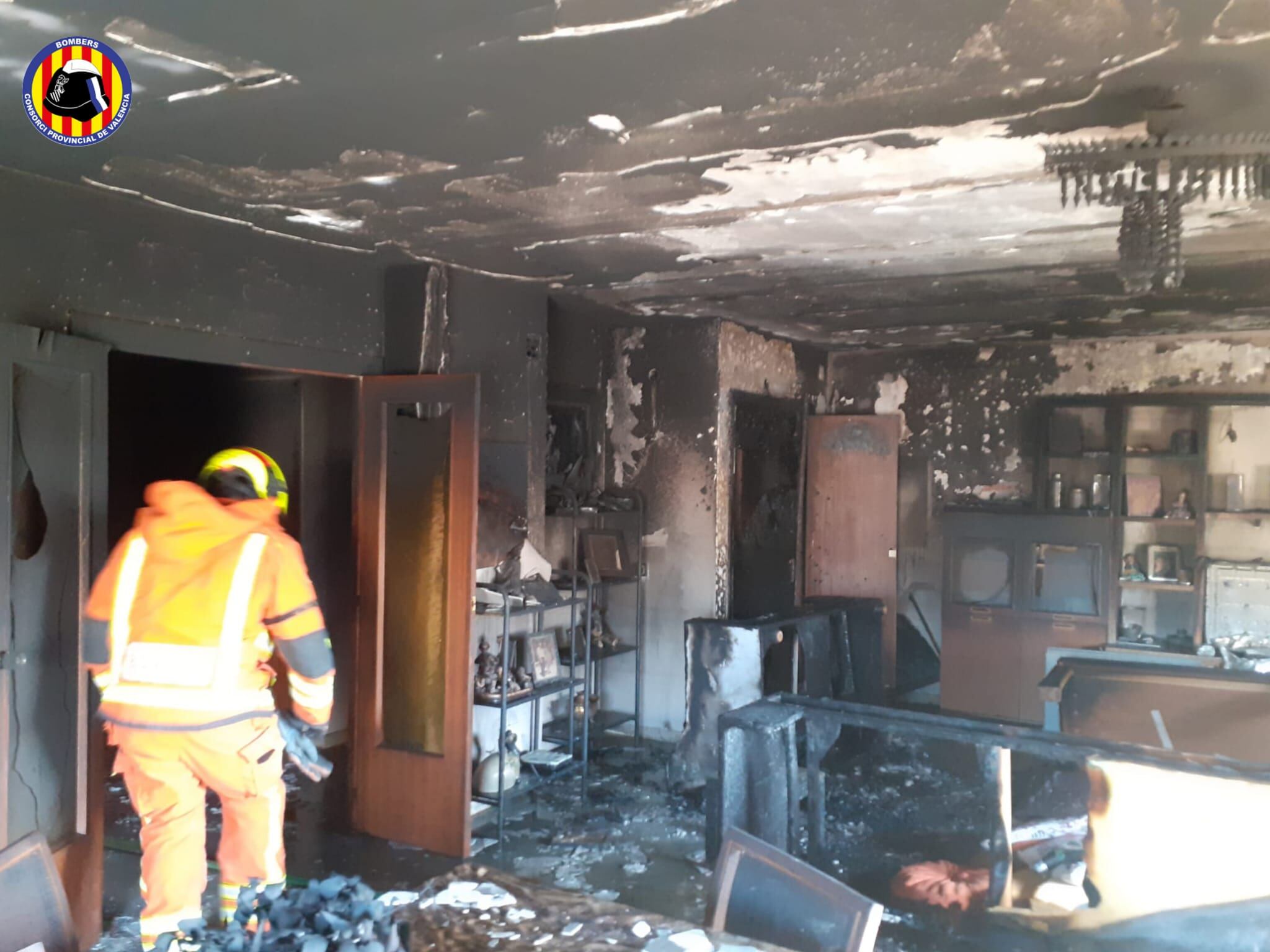 Un bombero en el comedor de la vivienda totalmente calcinado en l&#039;Avinguda d&#039;Alacant de Gandia.