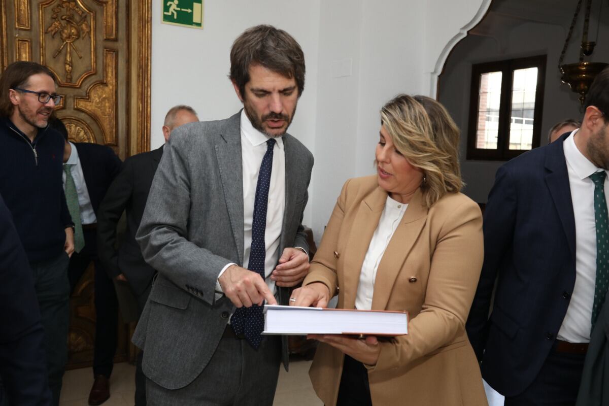 La alcaldesa, Noelia Arroyo, durante un encuentro con el ministro de Cultura, Ernest Urtasun