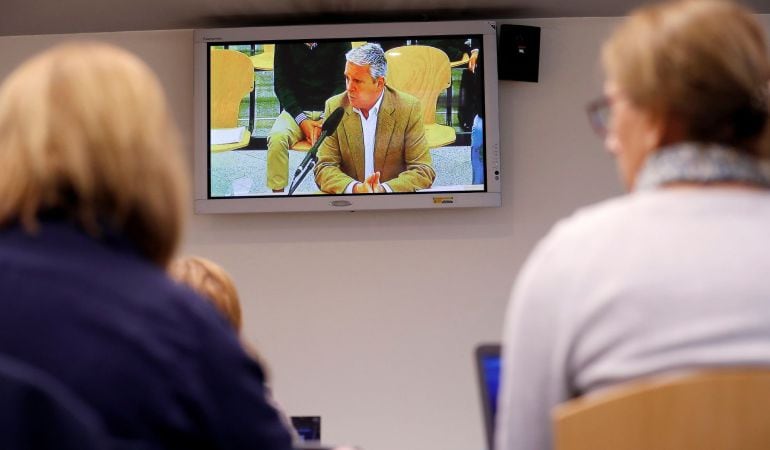 Vista desde la sala de prensa de la Audiencia Nacional de la declaración de Pablo Crespo.