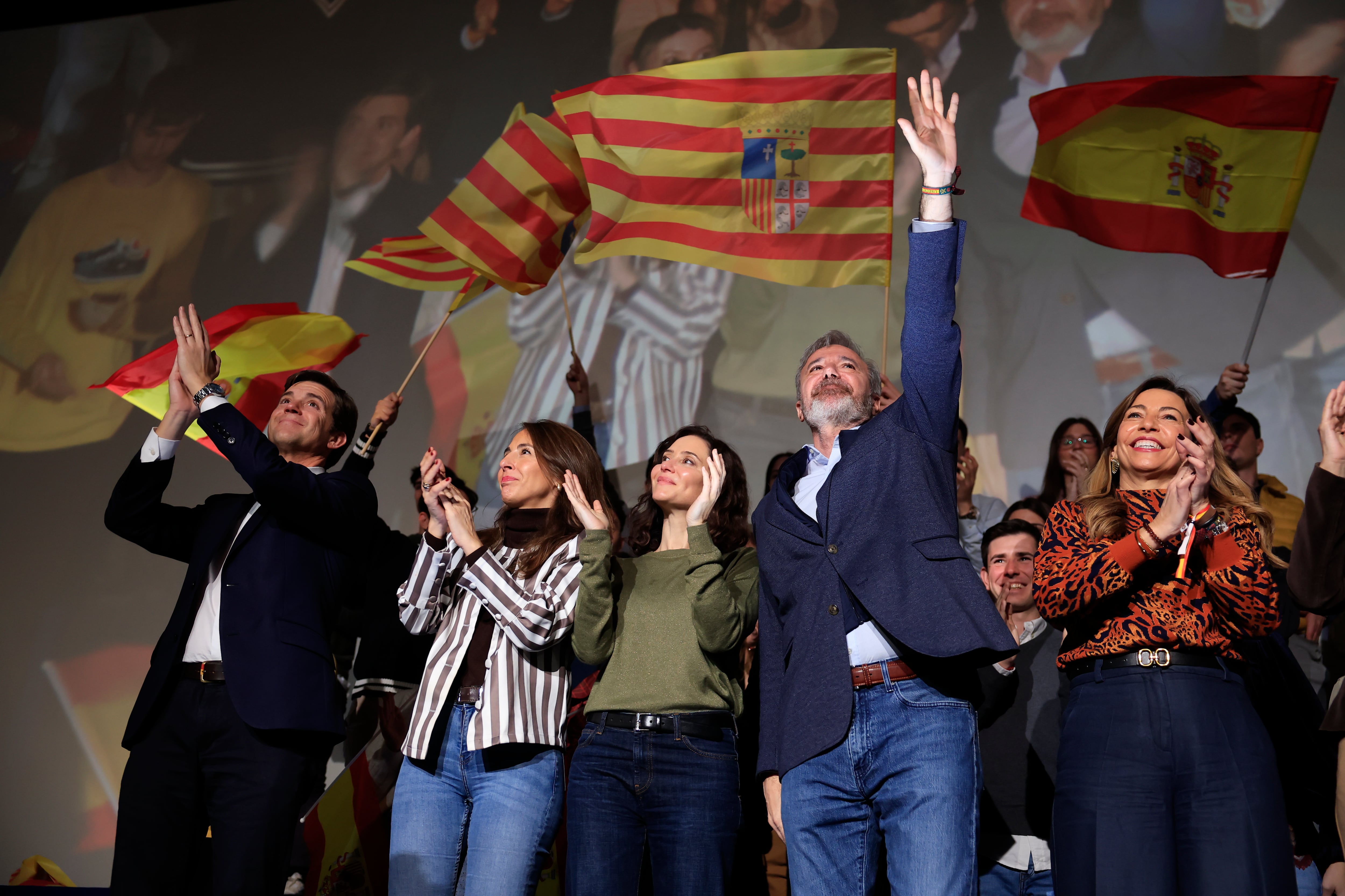 ZARAGOZA, 25/01/2026.- El candidato del PP a la reelección en la Presidencia de Aragón el próximo 8 de febrero, Jorge Azcón (2d), y la presidenta de la Comunidad de Madrid, Isabel Díaz Ayuso (c), y la alcaldesa de Zaragoza, Natalia Chueca (d), durante un mítin en la capital aragonesa de la campaña electoral del PP en Aragón este domingo. EFE/ Javier Cebollada