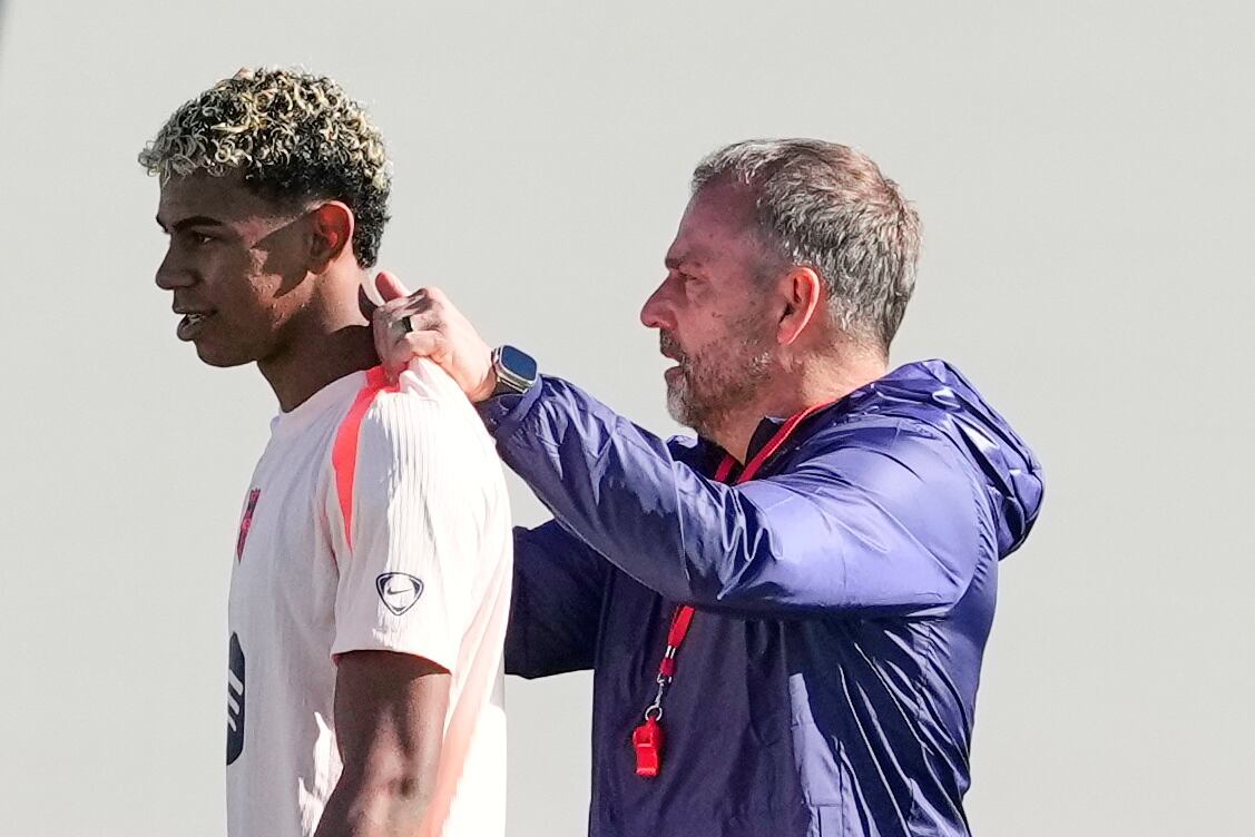 Hansi Flick y Lamine Yamal durante una jornada de entrenamiento del Barça