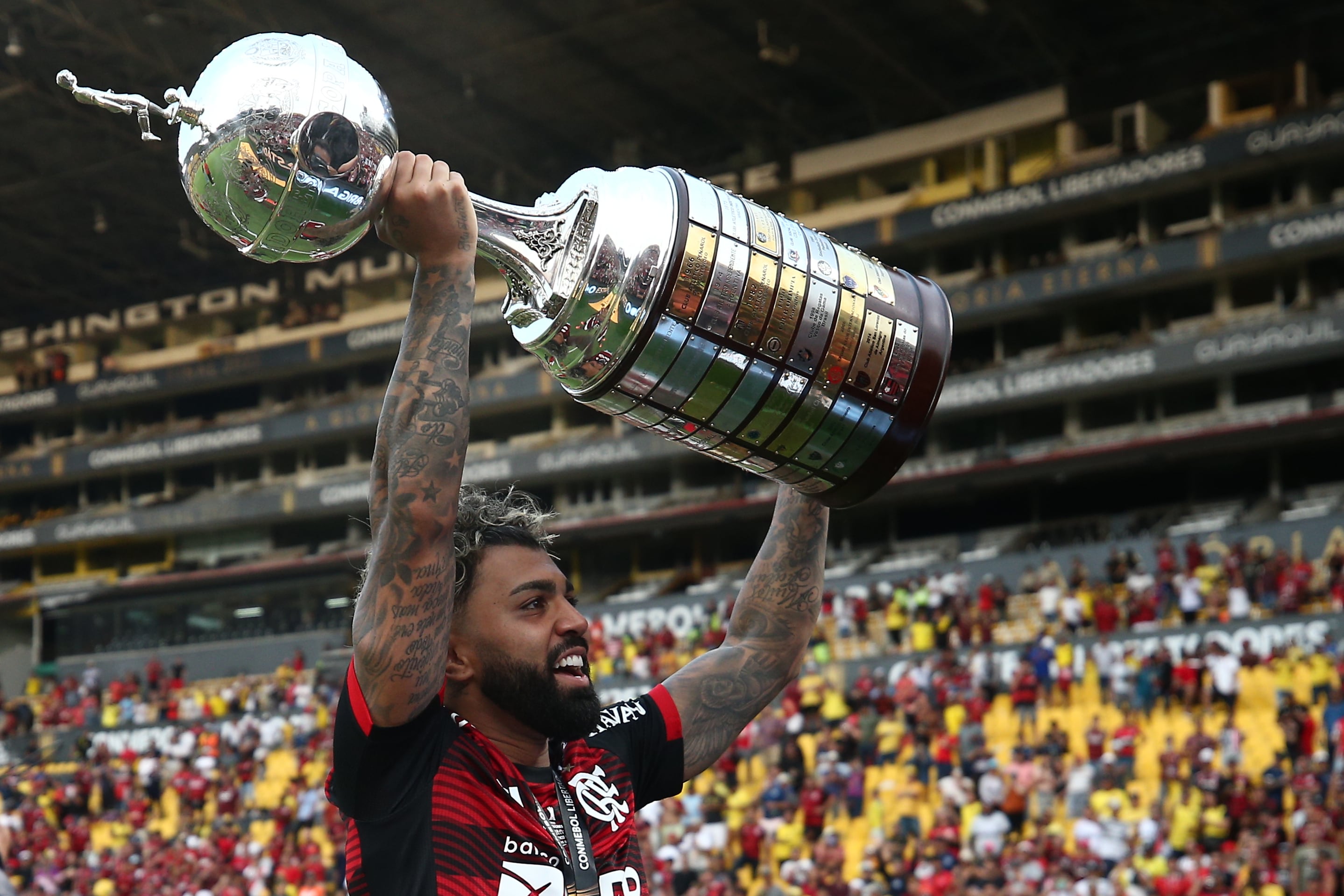 Gabi de Flamengo celebra al ganar hoy, en la final de la copa Libertadores entre Flamengo y Athletico Paranaense en el estadio Monumental en Guayaquil (Ecuador).