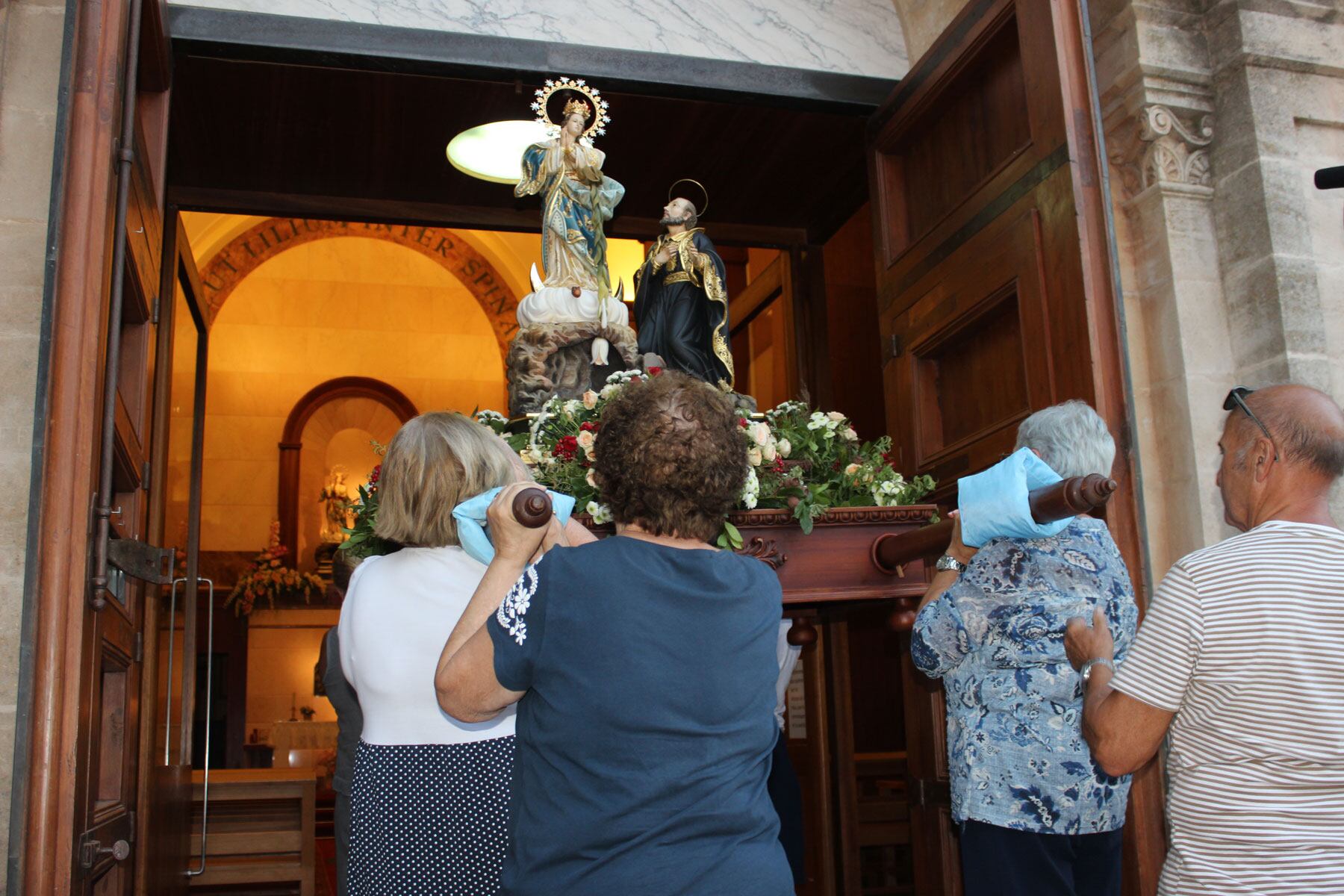 Momento en el que la imagen de la Virgen accede a la ermita