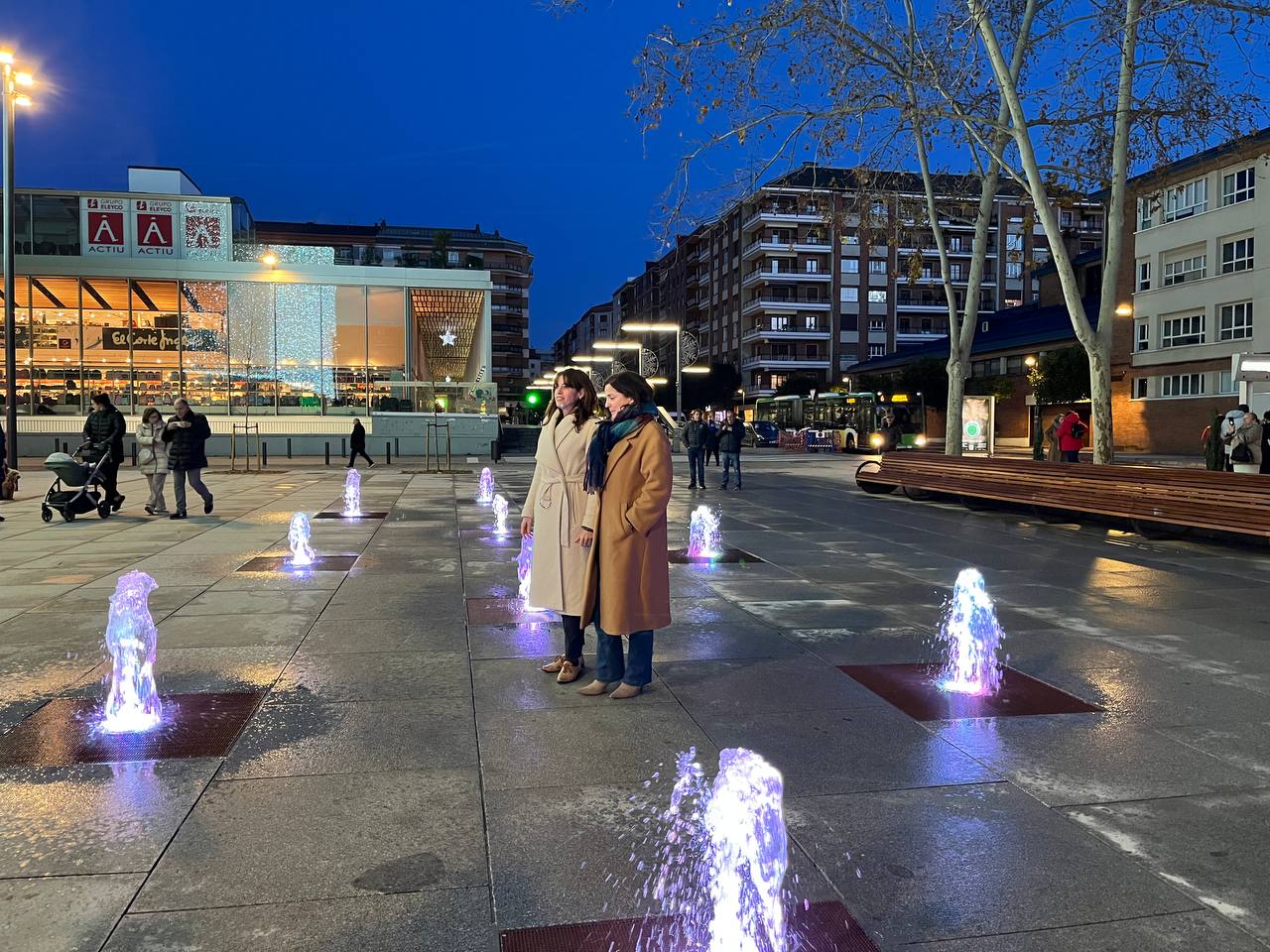 La alcaldesa de Vitoria, Maider Etxebarria, junto a la teniente de alcaldesa, Beatriz Artolazabal, en la inauguración de la plaza de María Sarmiento.