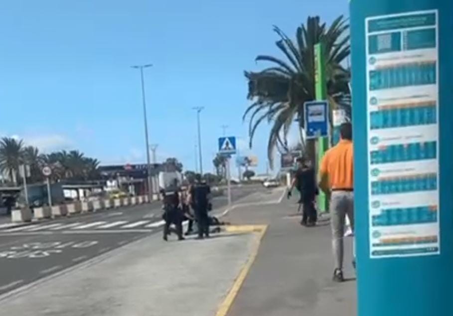 Los agentes de la Policía Nacional actuaron contra el hombre que pretendía agredir a un taxista en el aeropuerto de Gran Canaria con un arma blanca