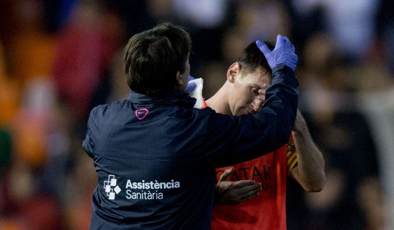 Messi es atendido después de recibir un monezado en Mestalla