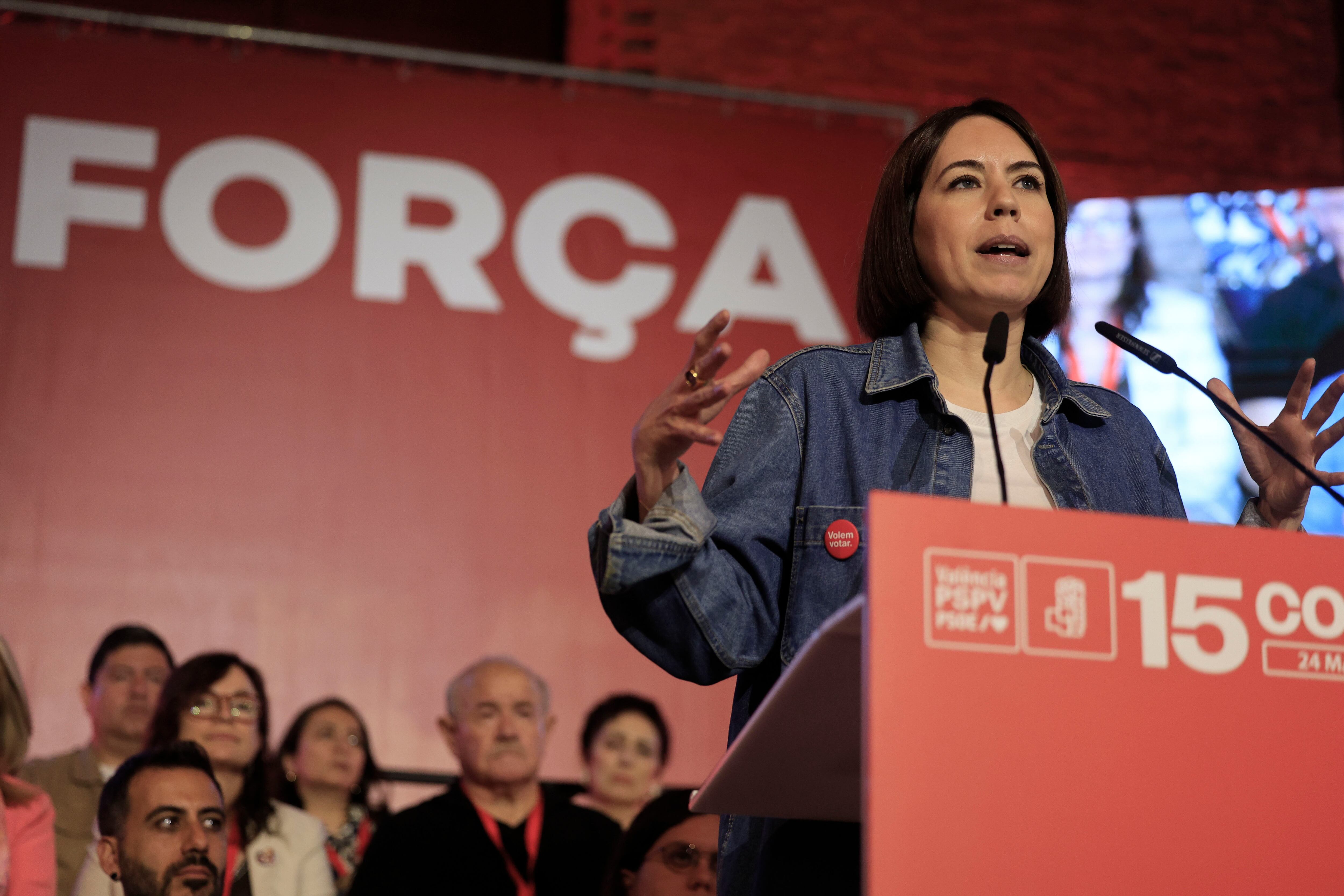 La secretaria general del PSPV-PSOE y ministra de Ciencia, Innovación y Universidades, Diana Morant (d), pronuncia un discurso durante la inauguración del XV congreso del PSPV-PSOE de la ciudad de València, etse sábado.