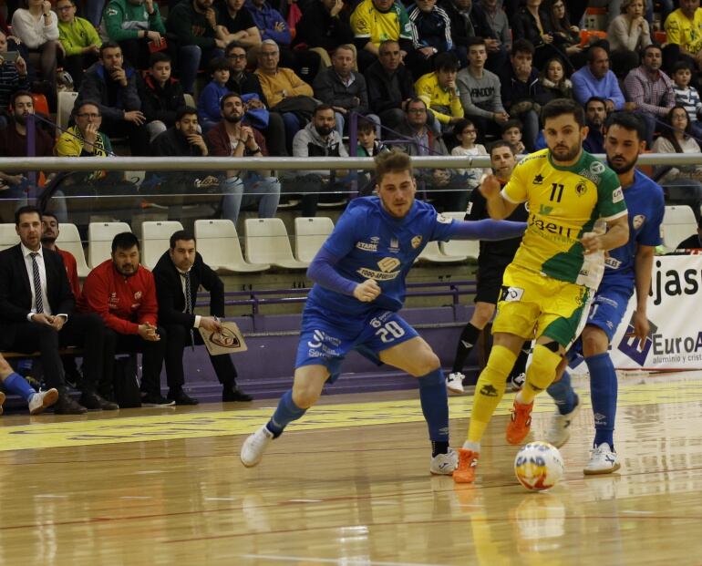 Álex Diz y Zequi presionan a Dani Martín en el partido jugado hoy en Jaén