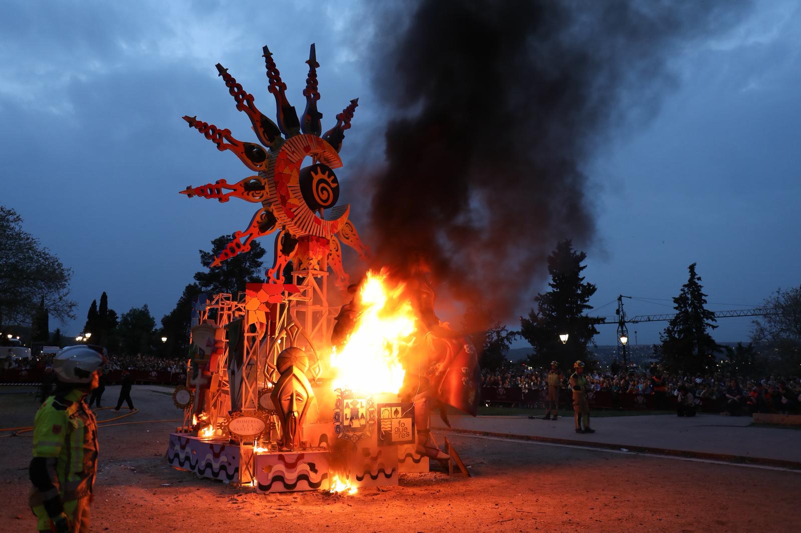 Cremá del monumento instalado en el Paseo de Recaredo durante las jornadas de promoción de las Hogueras de San Juan de Alicante