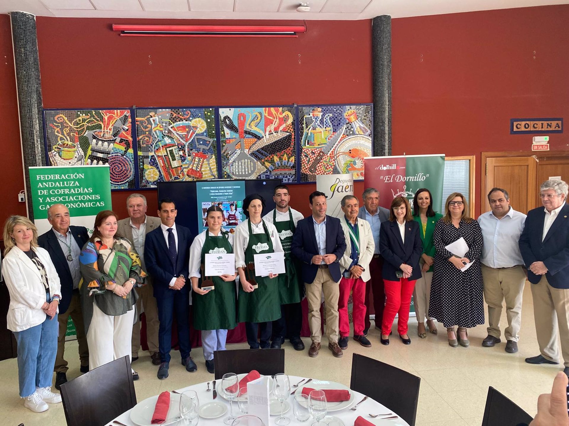 Foto de familia con premiados, autoridades y organizadores del X Concurso Andaluz de Jóvenes Cocineros.