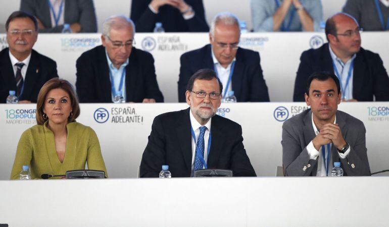 El presidente del Gobierno y del Partido Popular, Mariano Rajoy, la secretaria general del PP, María Dolores de Cospedal, y Fernando Martínez Maillo, durante la clausura del XVIII Congreso nacional del partido.