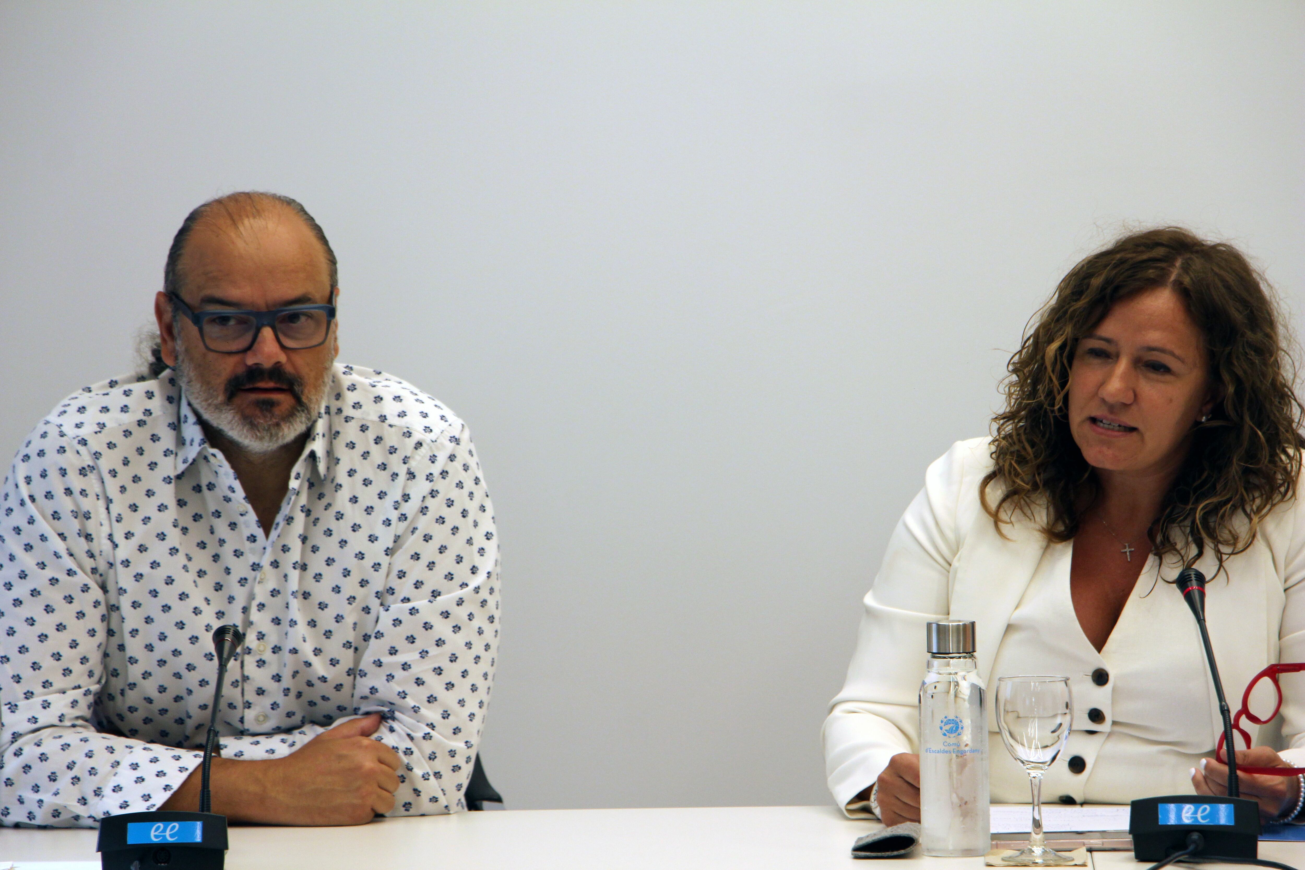 El director esportiu del MoraBanc Andorra, Francesc Solana, i la consellera d'Esports i Servei de Tràmits del comú d'Escaldes-Engordany, Laura López, durant la presentació del 7è Trofeu bàsquet Escaldes-Engordany.