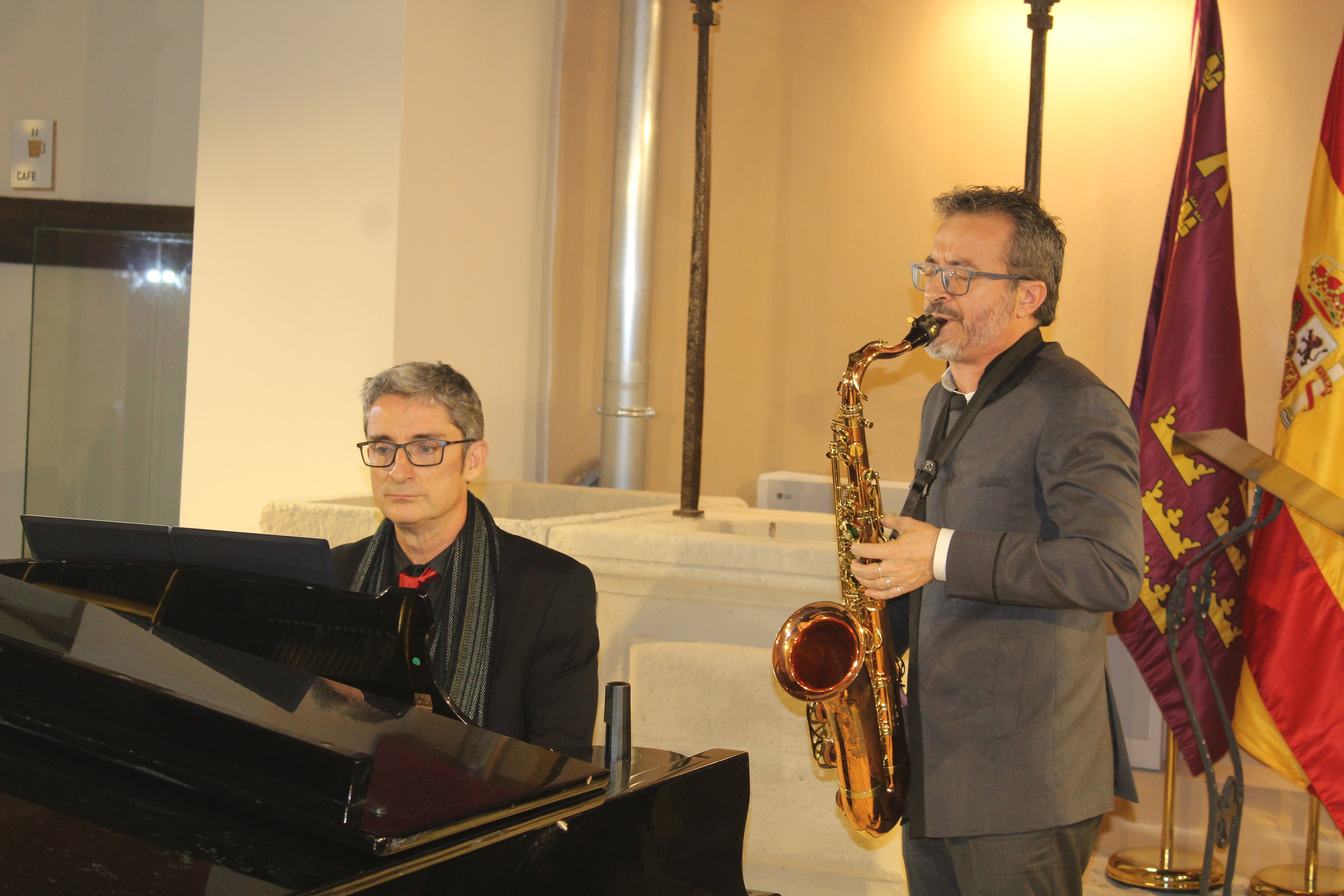 El músico y compositor jumillano Roque Baños interpretando junto al músico Pedro Valero, una pieza musical durante la inauguración