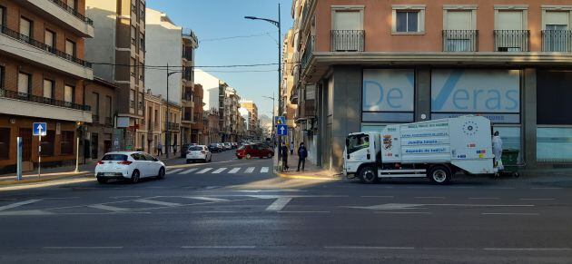 Operarios del ayuntamiento en labores de limpieza y las calles practicamente sin tráfico