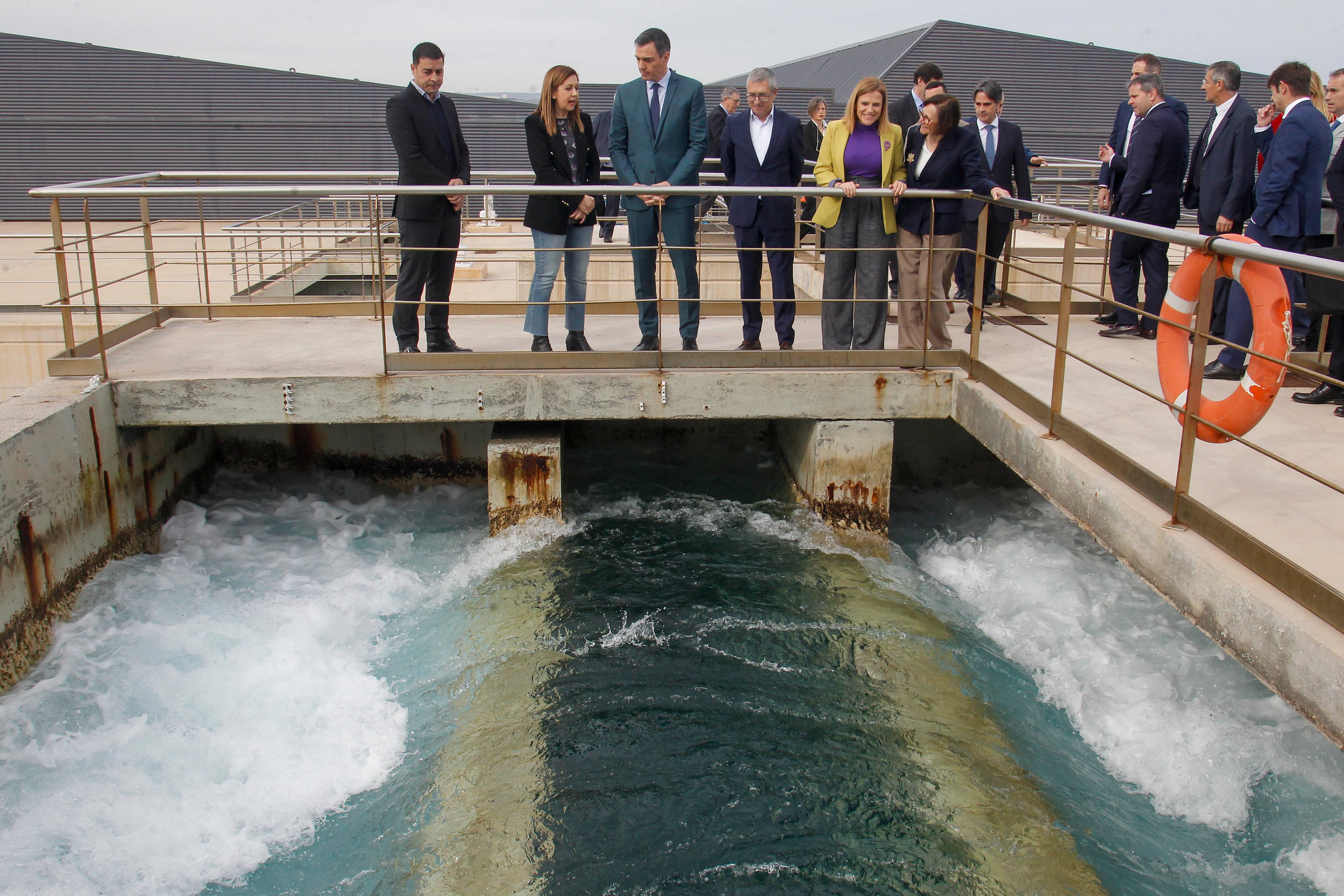 GRAFCVA8353. TORREVIEJA (ALICANTE), 14/02/2024.- El presidente del Gobierno, Pedro Sánchez (3º i), durante su visita a la mayor planta desalinizadora de Europa, que el Gobierno ha aprobado ampliar para aumentar el 50 por ciento la producción, en Torrevieja (Alicante), donde ha sostenido que su gabinete da la &quot;máxima prioridad&quot; a las políticas contra el cambio climático y a uno de sus efectos más adversos, la sequía, con una &quot;inversión histórica&quot; de unos 5.000 millones entre 2022 y 2027 para la modernización de los regadíos. EFE/Morell
