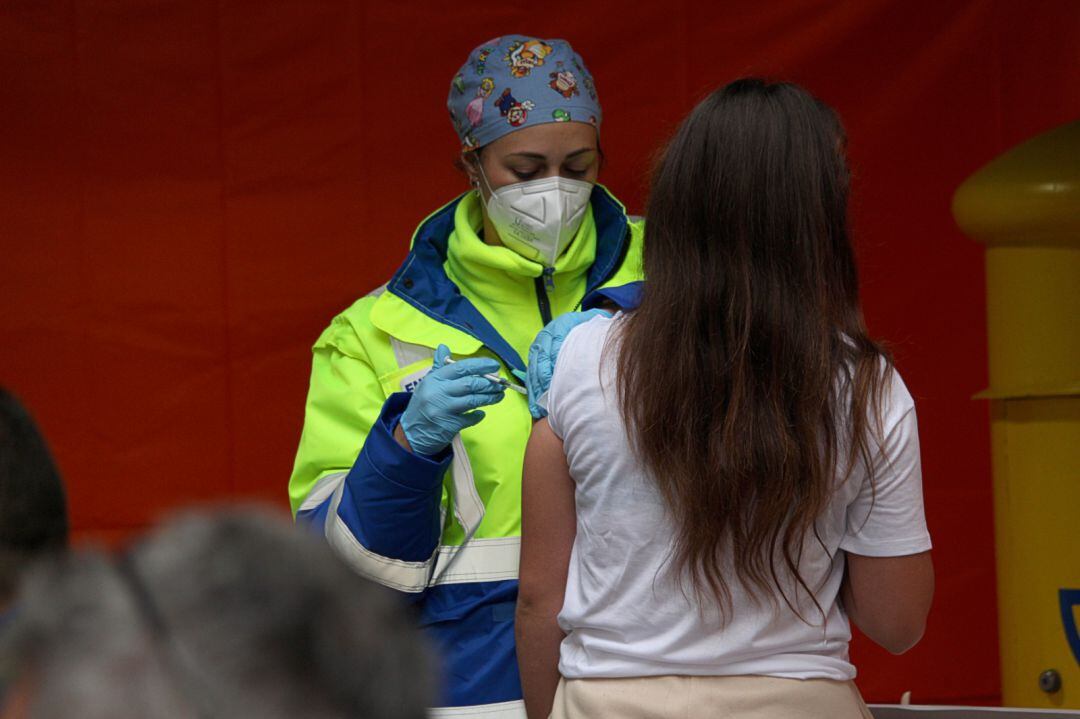 Punto móvil de vacunación instalado en la Plaza Castellini