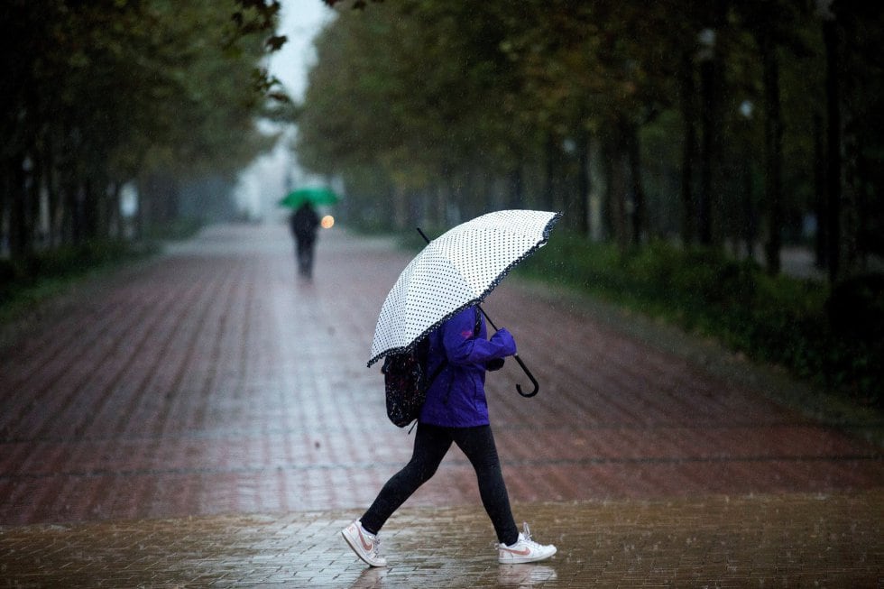 La provincia de Castellón se encuentra en alerta roja ante la intensidad de las lluvias que se esperan para ésta noche y la próxima madrugada, habiendose suspendido las clases en colegios institutos y la universidad. En la imagen, la lluvia que caía a pri