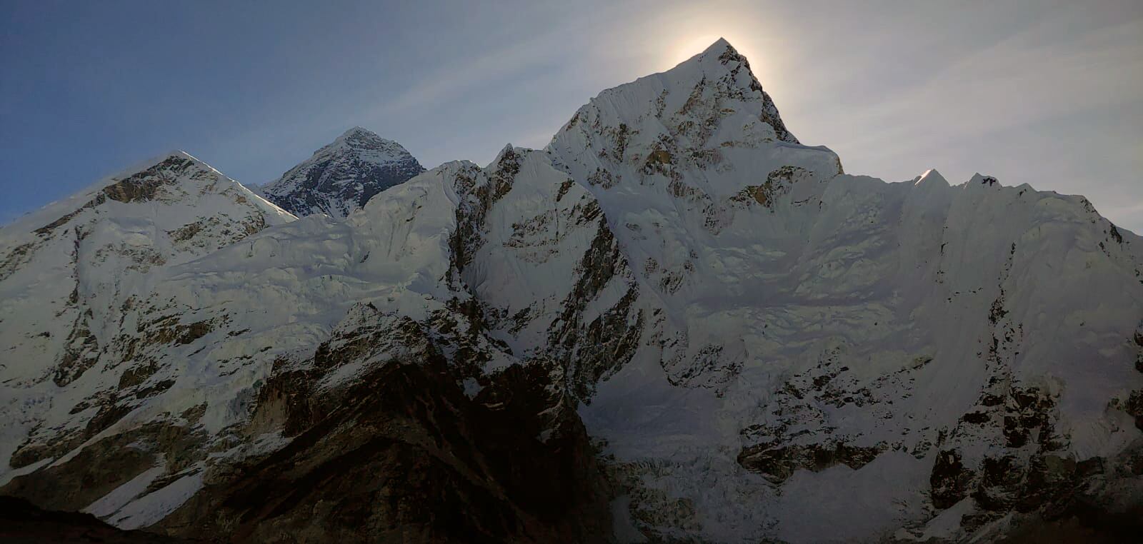 El sol aparece al amanecer tras el Everest