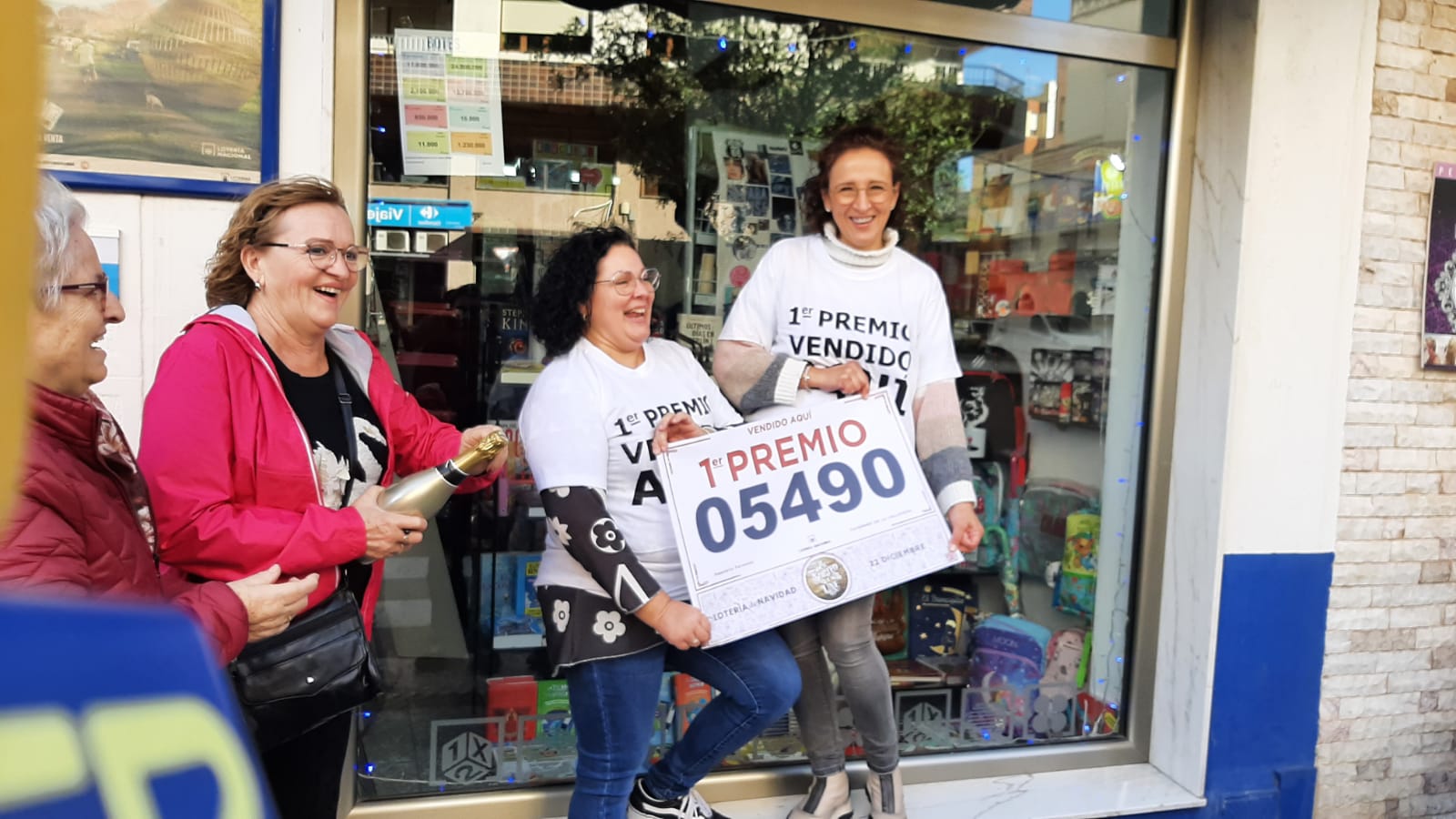 Las propietarias de la papelería Ferrando celebrando el premio.
