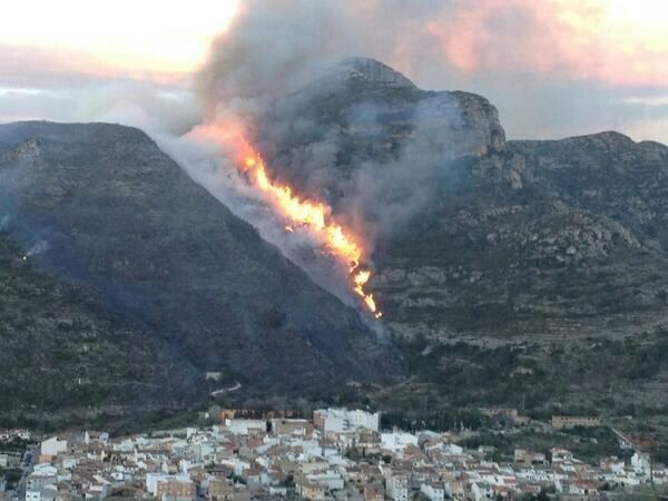 El fuerte viento complica las labores de extinción del incendio forestal de Barx