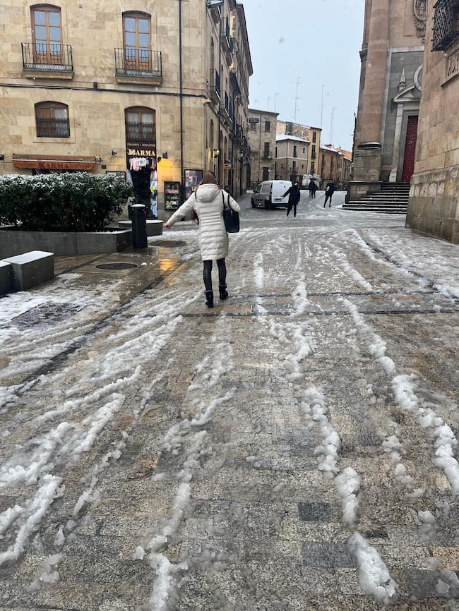 Casa de las Conchas de Salamanca, con las calles con problemas para transitar/SER