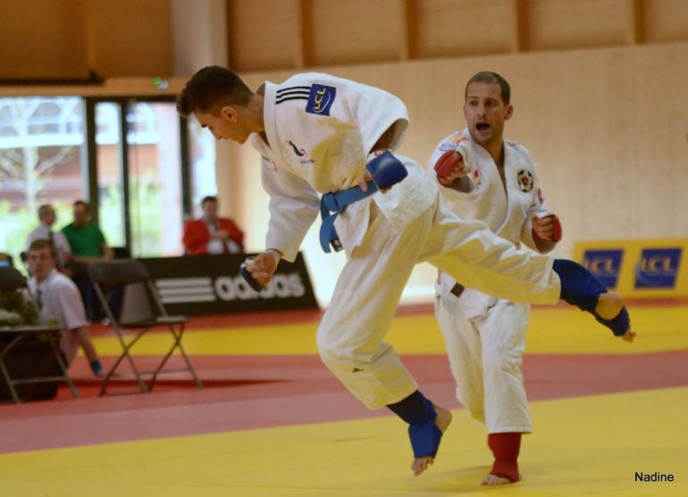 El ourensano, Felipe Iglesias, en pleno combate en el Torneo Villa de París, medalla de Plata de Jiu Jitsu