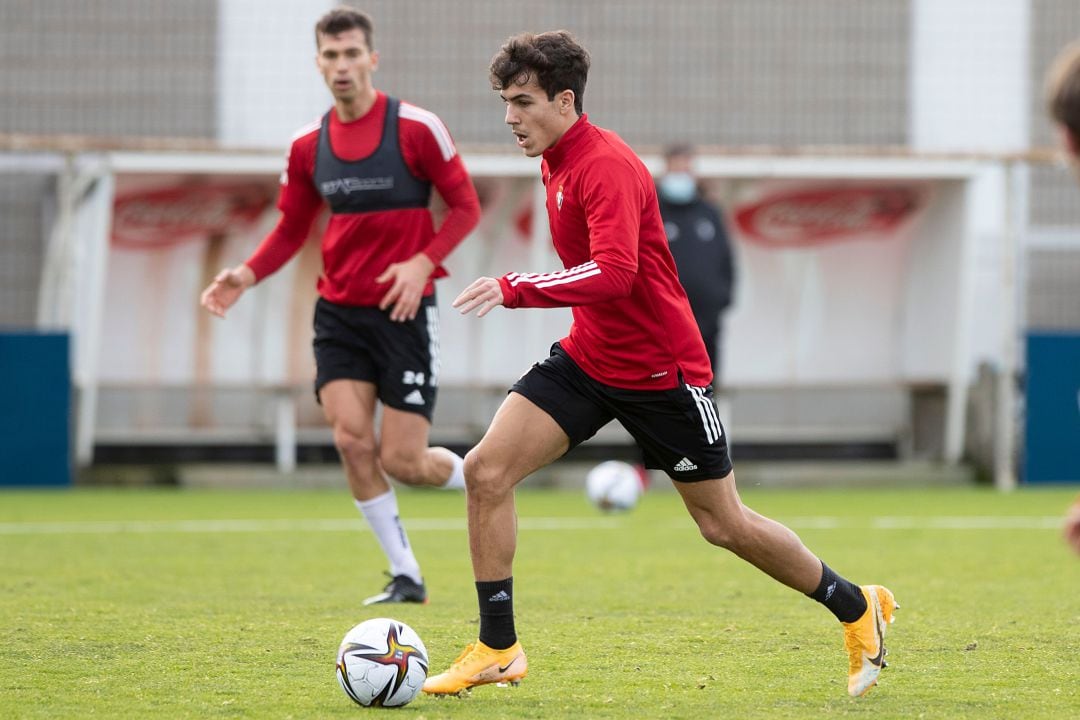 Manu  Sánchez en su primer entrenamiento en Tajonar como nuevo jugador  de Osasuna 