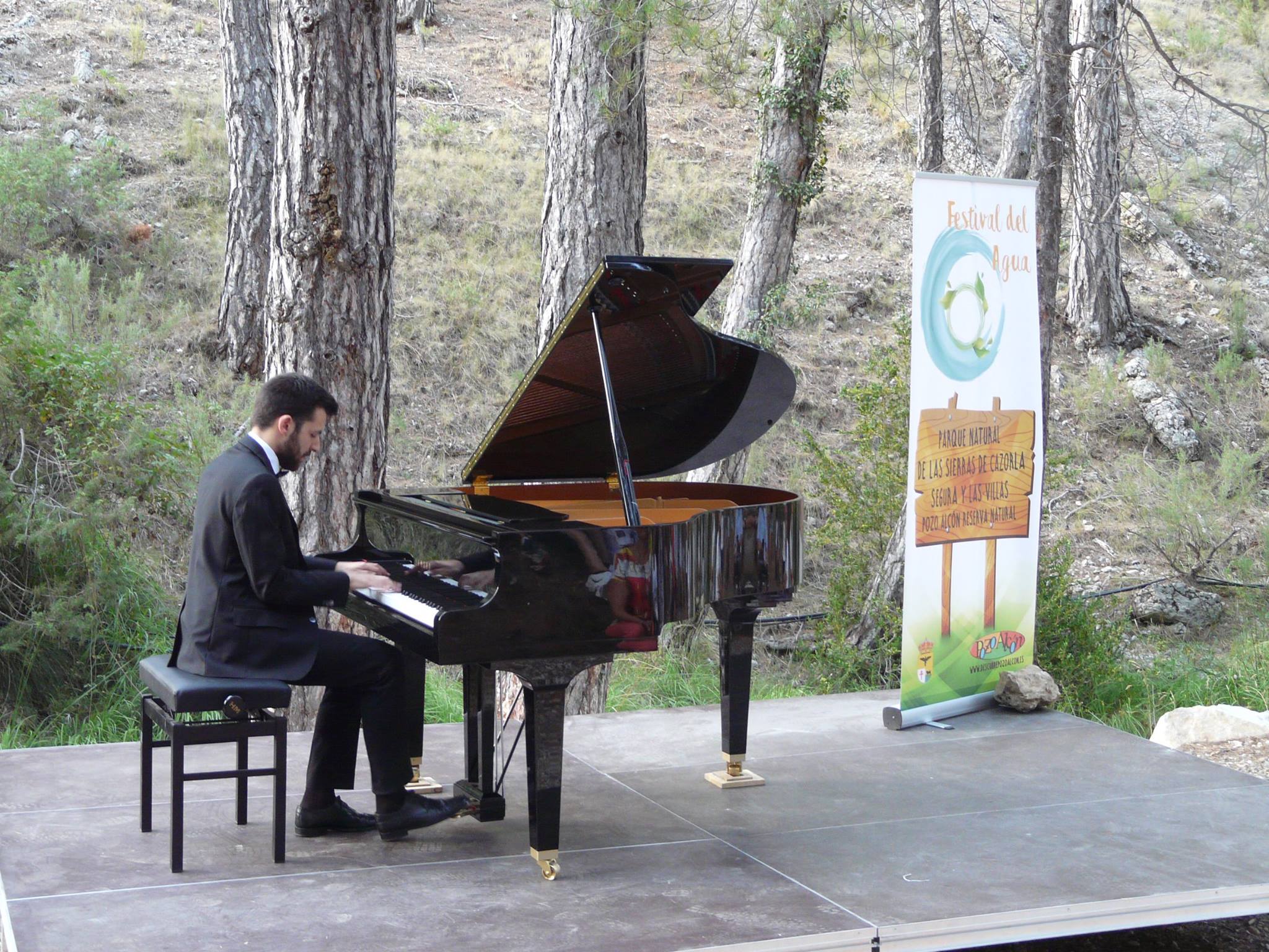 Un pianista toca en una actuación del Festival del Agua en una edición anterior.