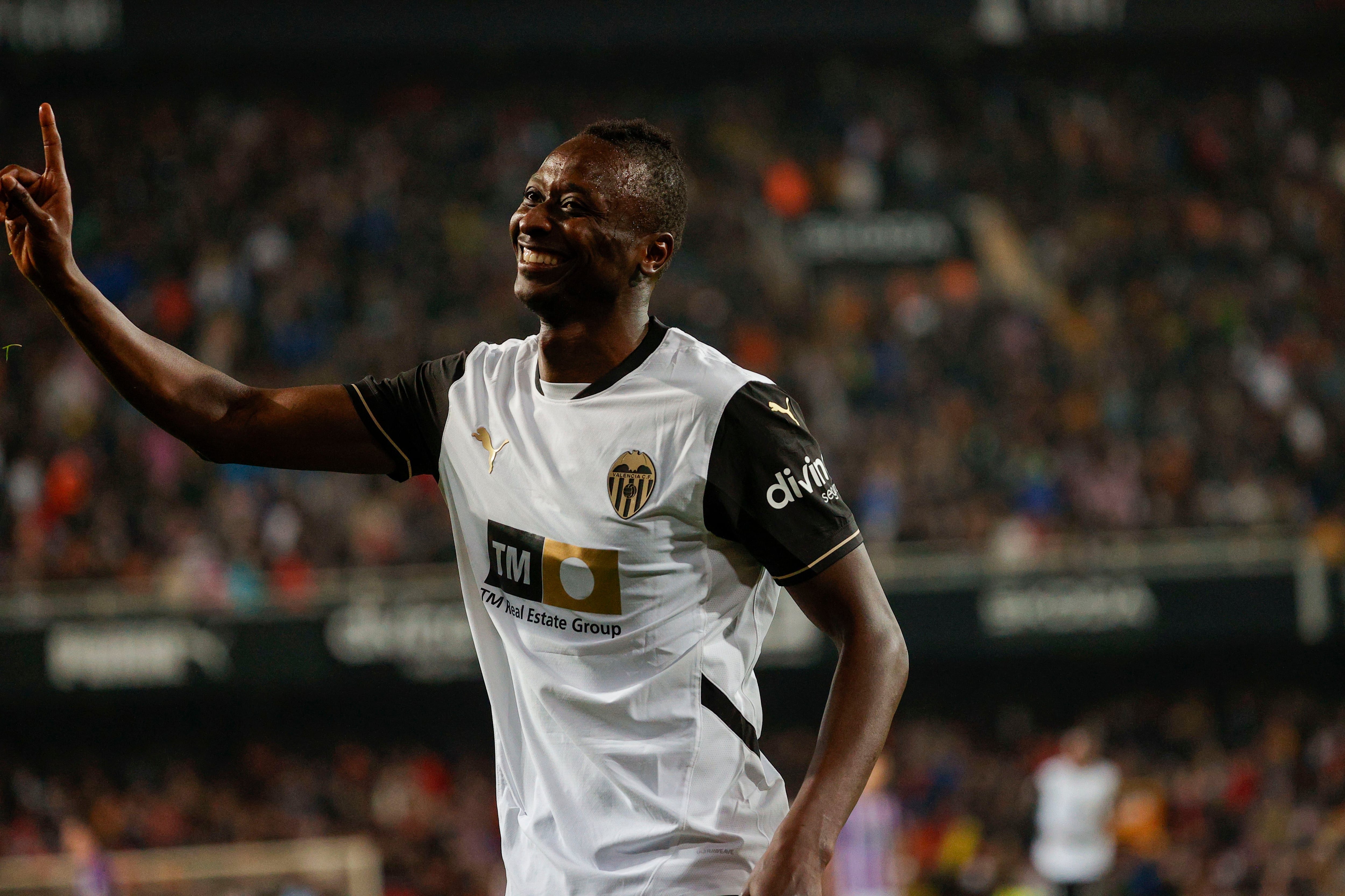 VALENCIA, 08/03/2025.- El delantero nigeriano del Valencia Sadiq Umar celebra su gol, segundo del equipo, durante el partido de la jornada 27 de LaLiga EASports que Valencia CF y Real Valladolid disputan este sábado en el estadio de Mestalla, en Valencia.-EFE/ Manuel Bruque
