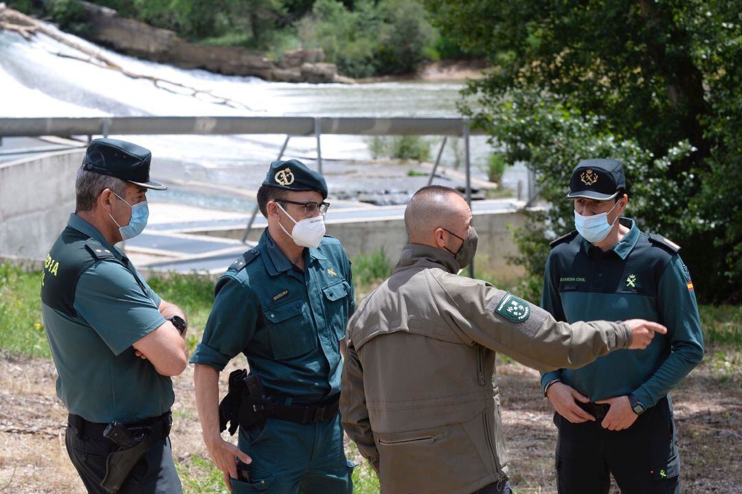  El rastreador de animales Fernando Gómez (2d) conversa con efectivos de la Guardia Civil durante la búsqueda de un cocodrilo visto en la zona de Pesqueruela del municipio de Simancas, Valladolid, este lunes. La policía española busca un ejemplar de cocodrilo aproximadamente 250 kilos, perteneciente a una especie peligrosa y asustadiza, que fue avistado hace dos días en el río Duero a su paso por la provincia de Valladolid. Se trata de un &quot;cocodrilo del Nilo&quot; de metro y medio de longitud que fue visto el pasado fin de semana por varias personas, explicaron a Efe fuentes policiales