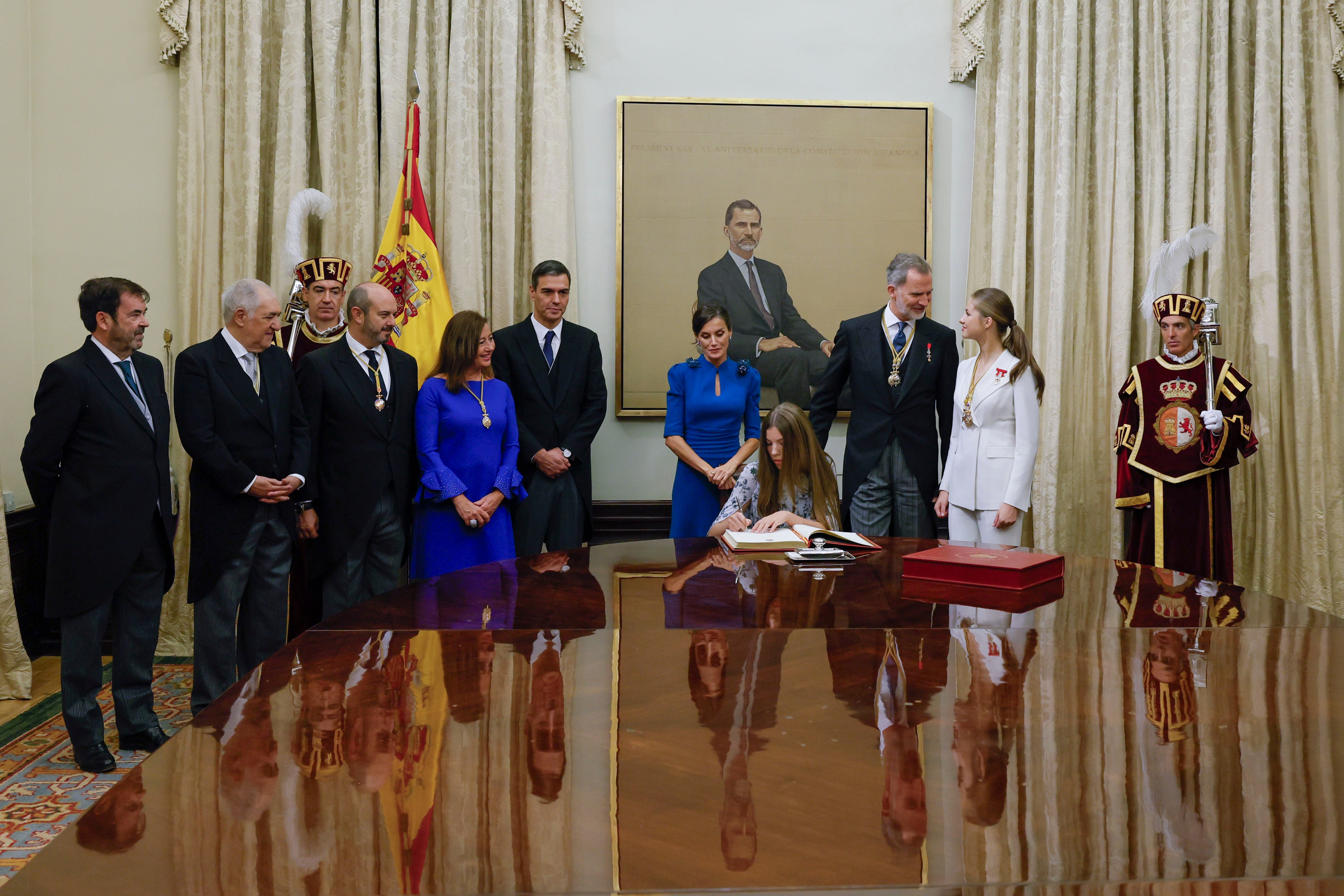 La infanta Sofía firma el libro de honor del Congreso.