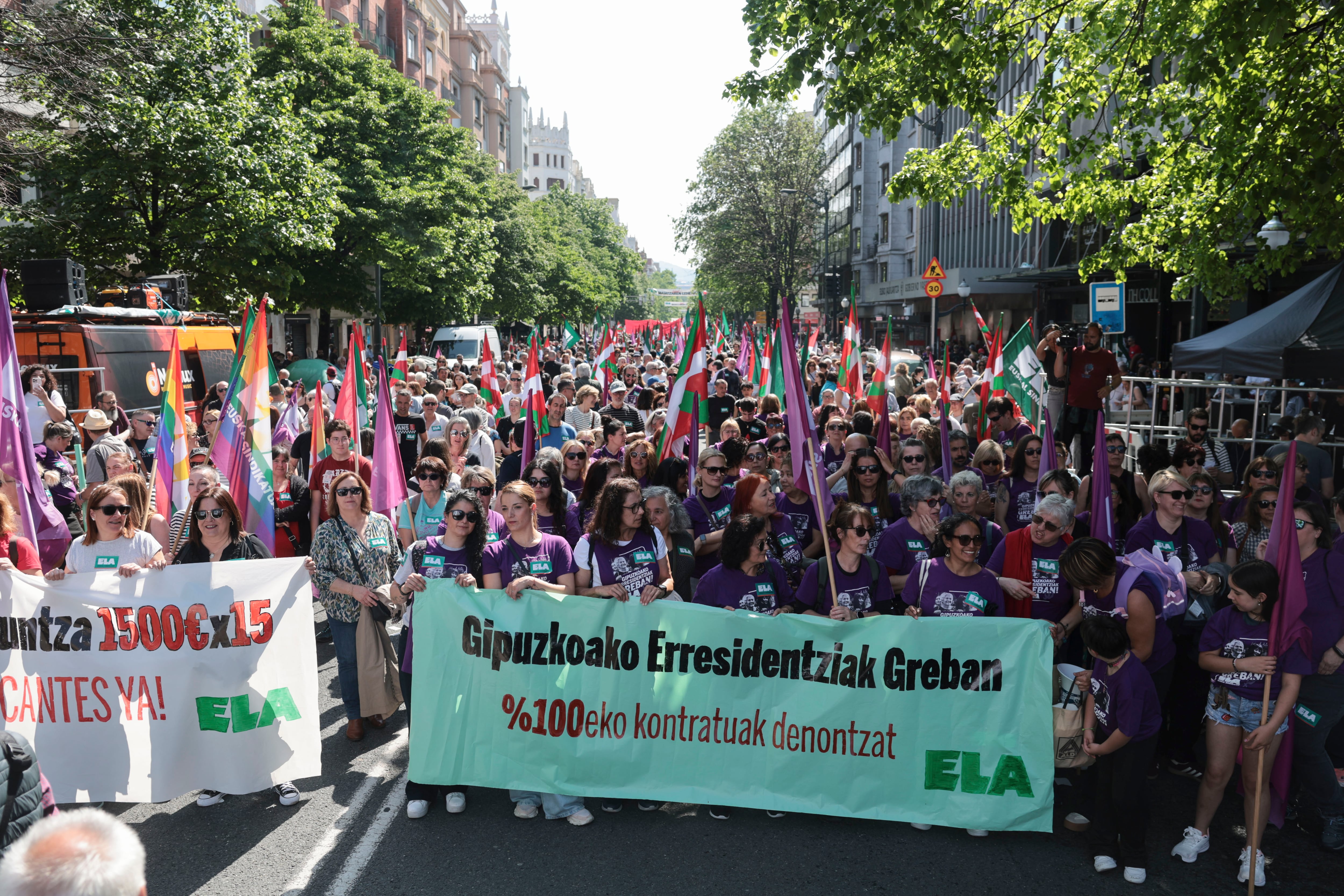 BILBAO, 01/05/2026.-Vista de la manifestación que el sindicato ELA convoca con motivo del Primero de mayo bajo el lema 'SMI 1.500; Jo ta ke, hemen erabaki arte', este viernes en Bilbao.- EFE/ Luis Tejido