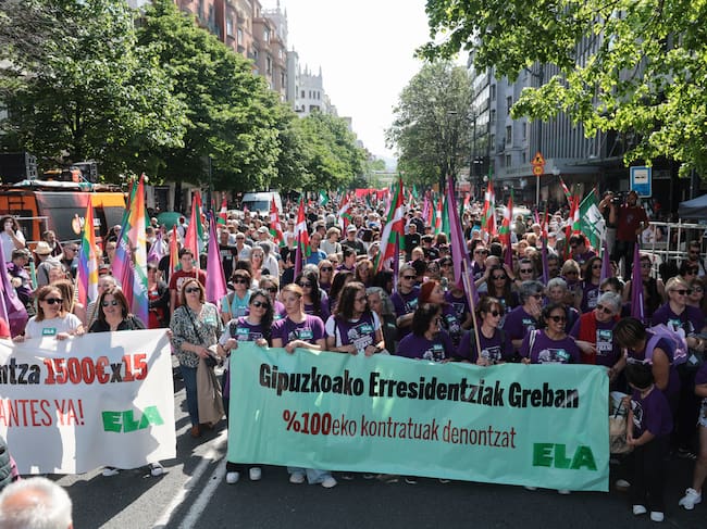 BILBAO, 01/05/2026.-Vista de la manifestación que el sindicato ELA convoca con motivo del Primero de mayo bajo el lema 'SMI 1.500; Jo ta ke, hemen erabaki arte', este viernes en Bilbao.- EFE/ Luis Tejido
