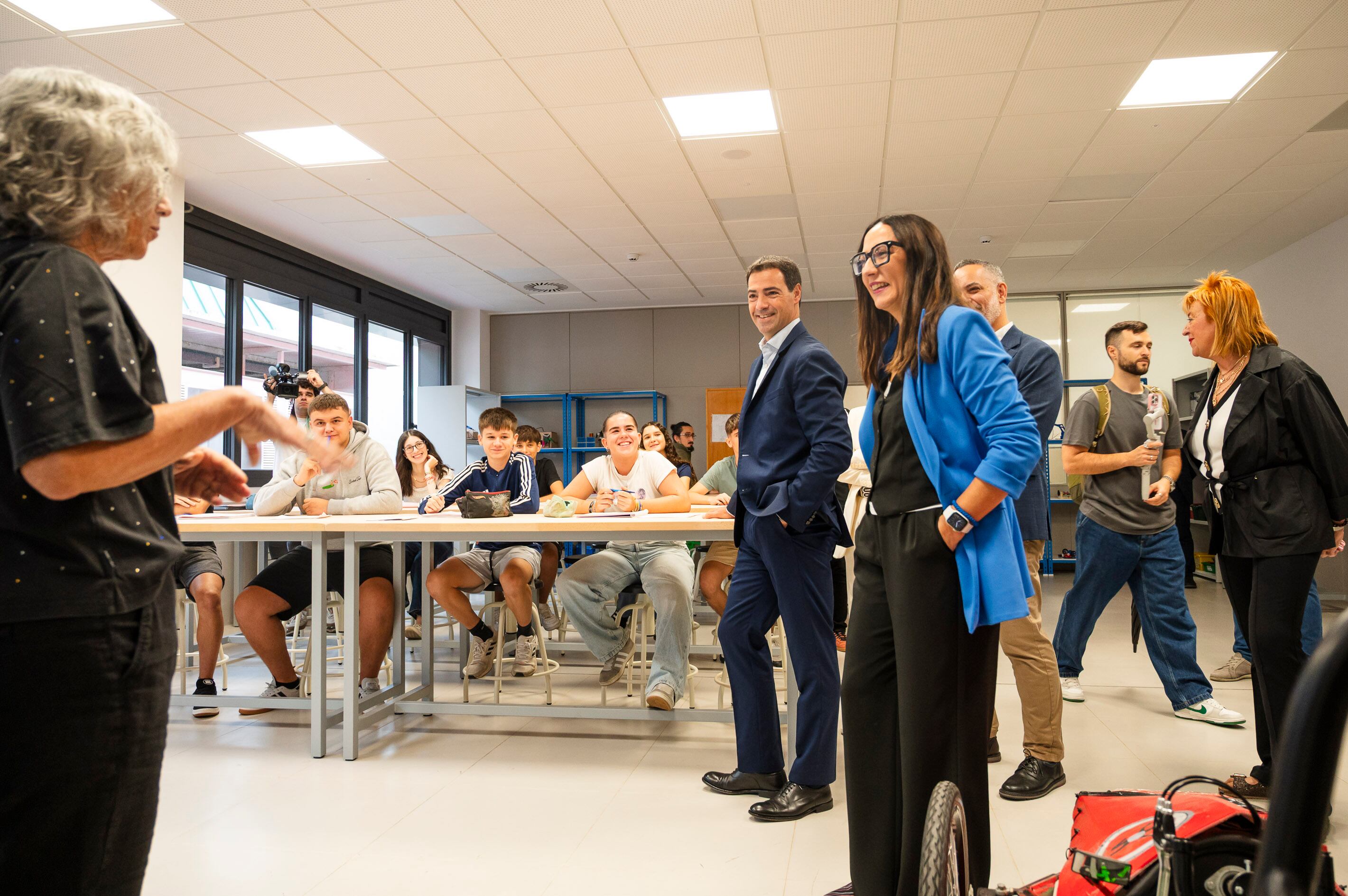 El lehendakari Imanol Pradales y la consejera de Educación, Begoña Pedrosa, visita un aula