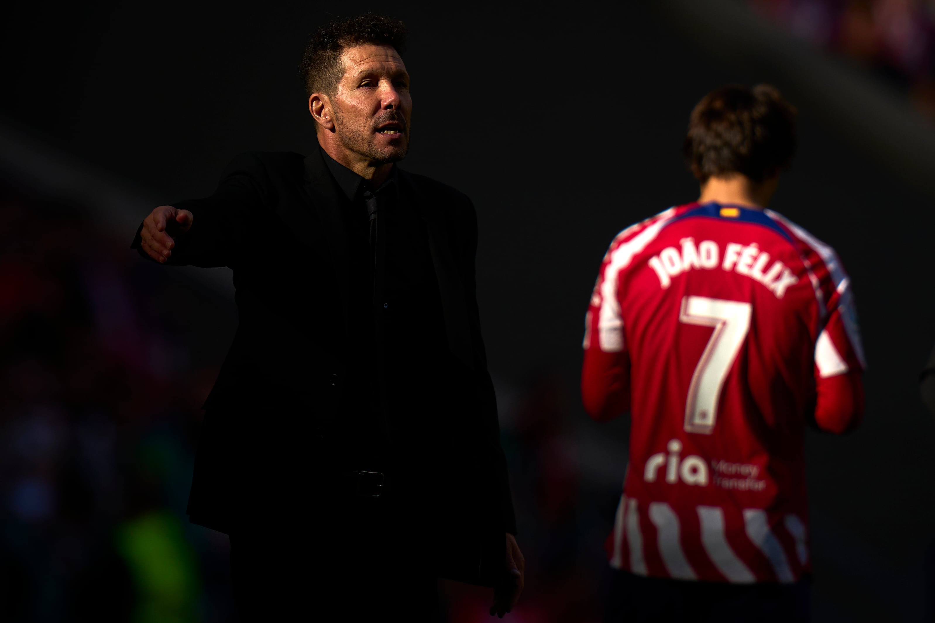 Simeone, con Joao Félix, durante un partido del Atlético de Madrid