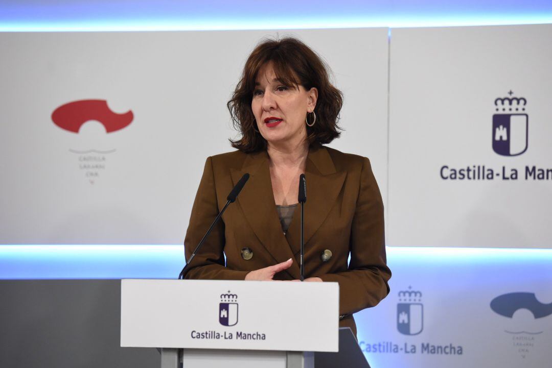 La portavoz del Gobierno de C-LM, Blanca Fernández, en rueda de prensa.