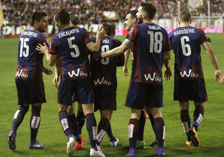 Escalante celebra su gol con el resto de jugadores armeros.