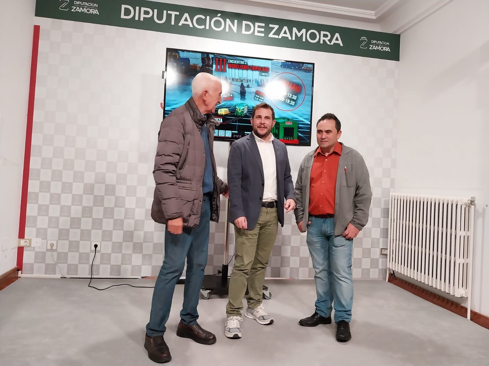 El vicepresidente de la Diputación de Zamora, Victor López, el vicepresidente de la Asociación Ferroviaria, Eduardo García, y Luis Pablos Flóres, coloborador de la misma, durante la presentación del encuentro de modelismo