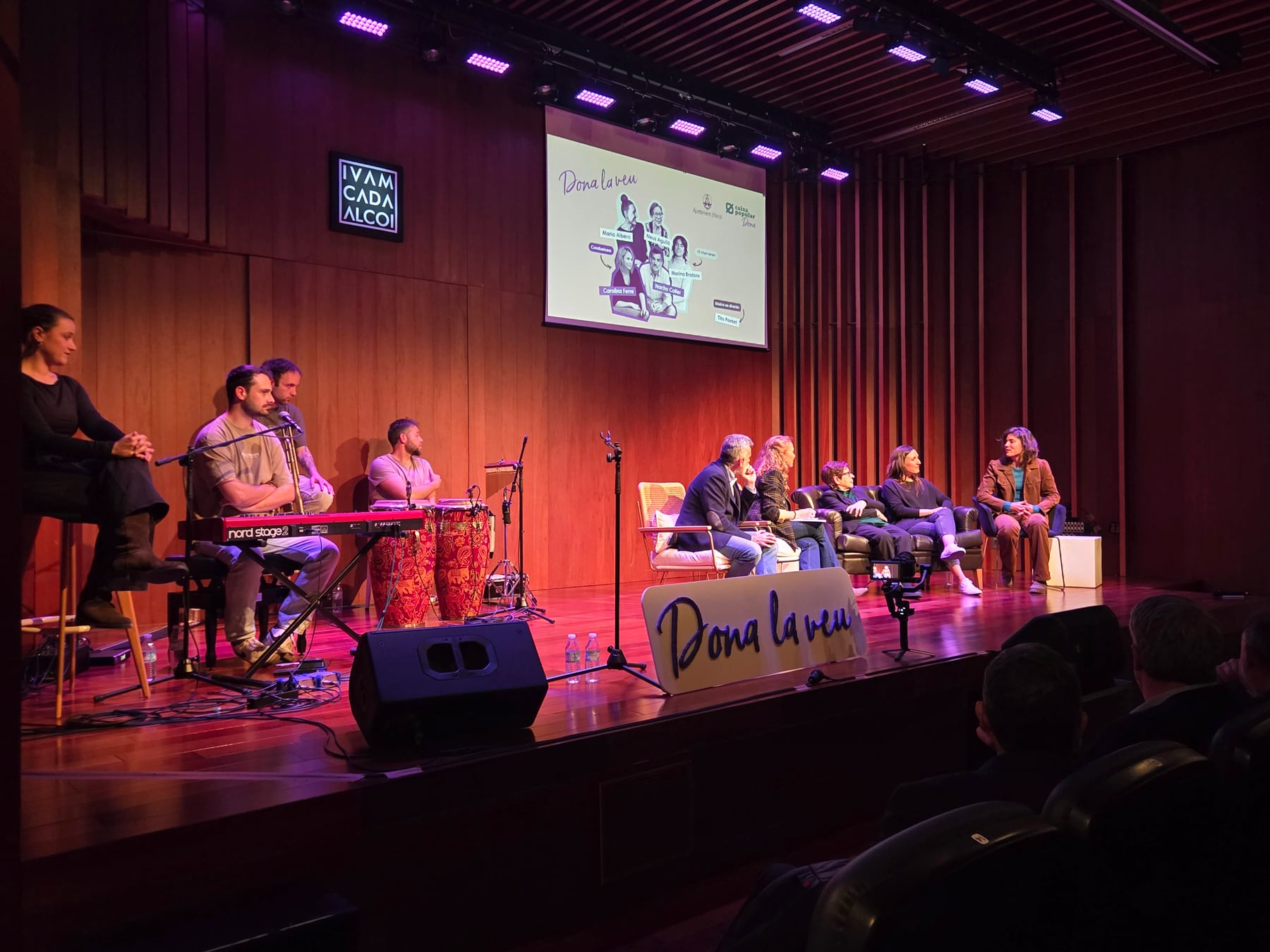 Un instant de l'acte que ha tingut lloc en l'IVAM CADA Alcoi amb les tres protagonistes ja presents al temps