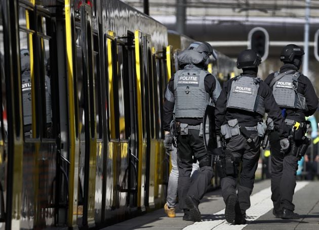 Agentes antiterroristas en la zona próxima al tranvía de la 24 Oktoberplace en Utrech.