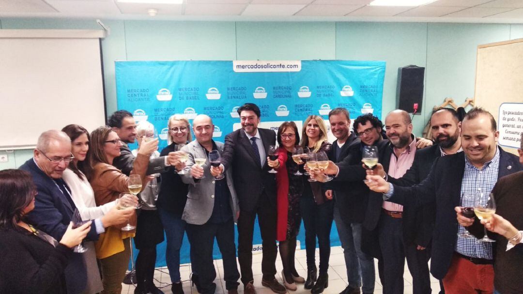 Los concejales de los distintos grupos brindan con el presidente de los concesionarios de los mercados municipales