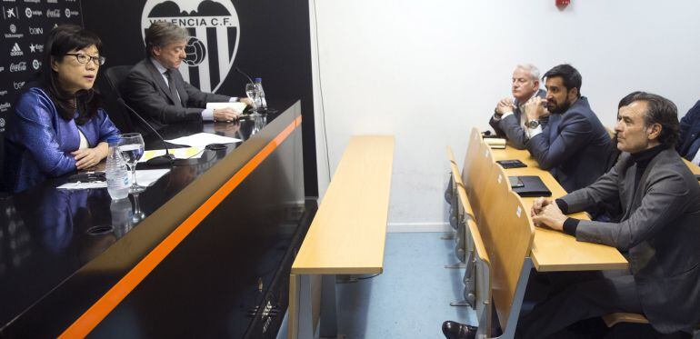 La presidenta del Valencia CF, Layhoon Chan (izquierda), y el director deportivo, Jesús García Pitarch (segunda por la izquierda), durante la rueda de prensa que han ofrecido esta tarde con asistencia entre otros del entrenador del Valencia, Cesare Prande