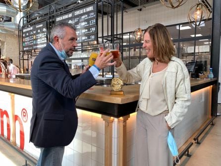 Paco García brindando con Regla Bejarano, directora de la Fundación Cruzcampo