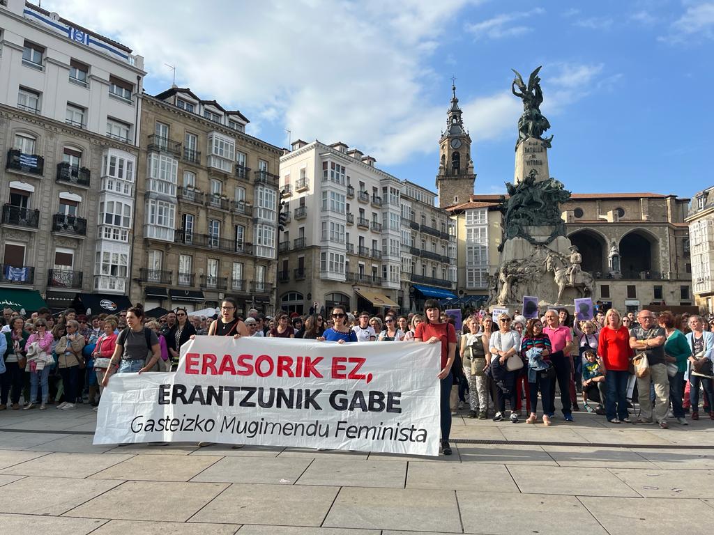 Multitudinaria concentración en repulsa del asesinato machista en Vitoria