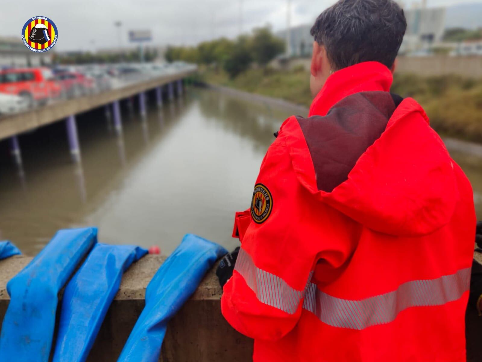 Bomberos achicando agua ayer en el parking de Carrefour