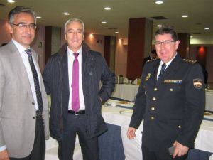 De izquierda a derecha: el presidente del Colegio de Abogados, el gerente del Hospital y el comisario de Ponferrada